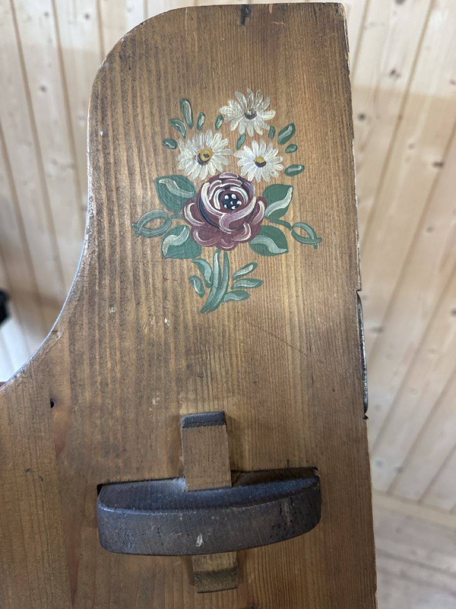 Scaffali: Antikes Wandregal mit Blumenmalerei – Usato da Baar venduto da Hillsboro 3