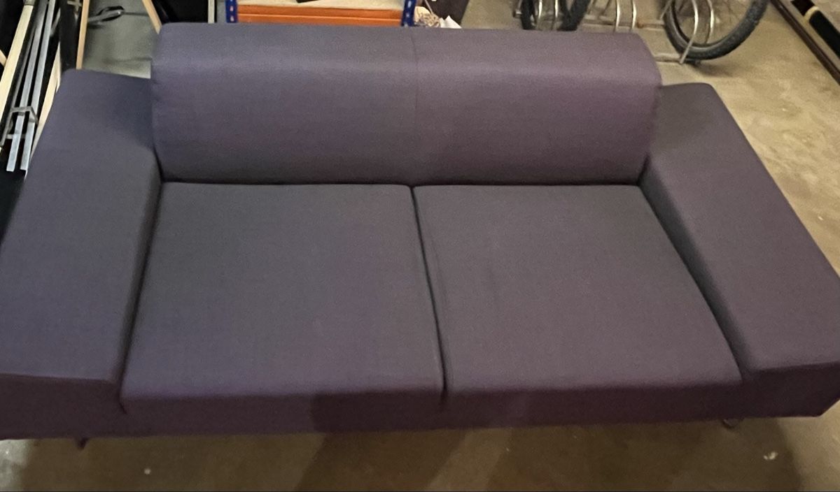 Interio Sofas: Modernes schlichtes Interio 2,5 Sofa grau/viollet – D'occasion à Tagelswangen par Premius 3