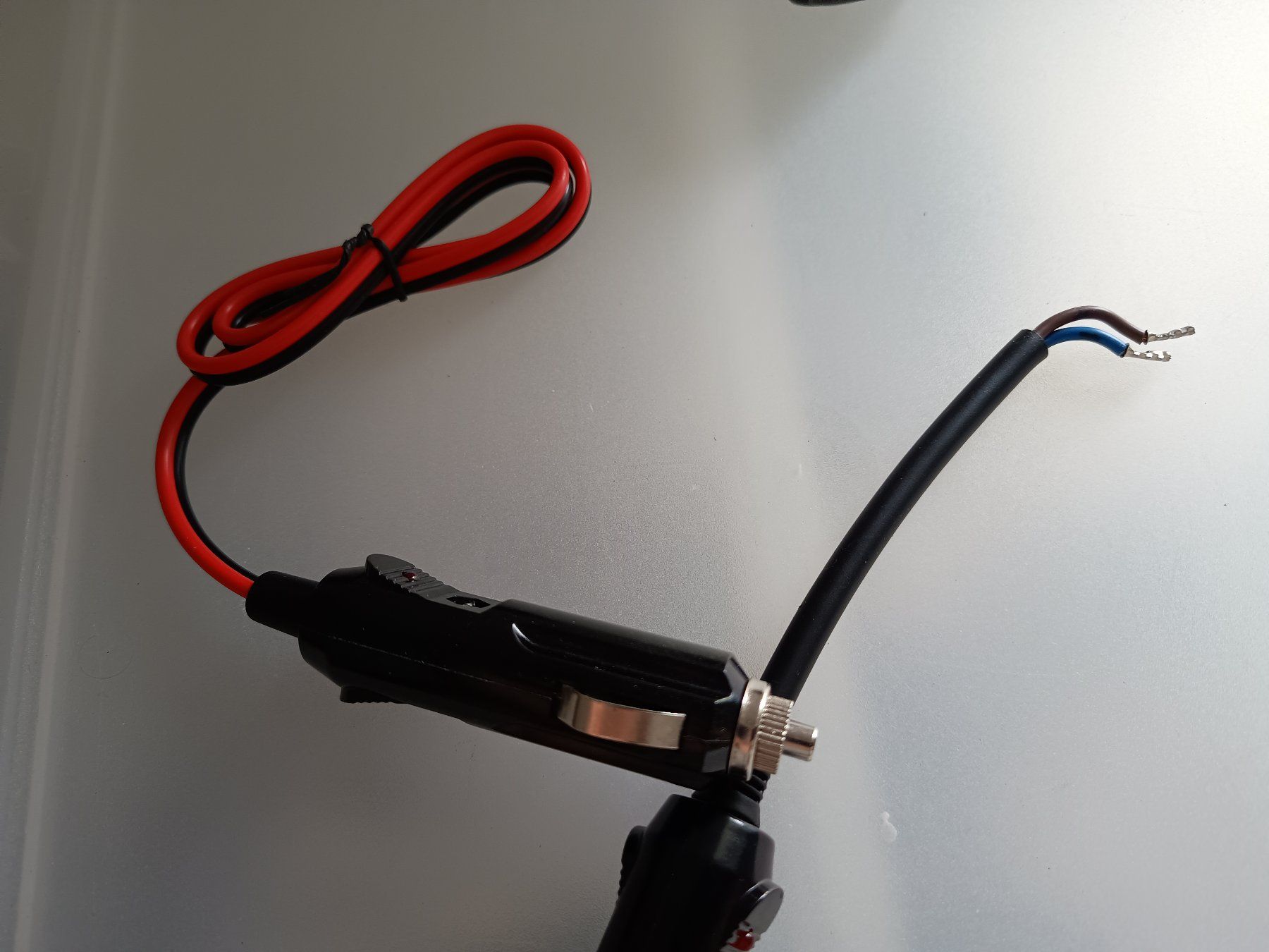 Stecker: 2x 12V Zigarettenstecker und 1x USB 12V Dose, gebraucht – Gebraucht aus Döttingen von Schlei 2