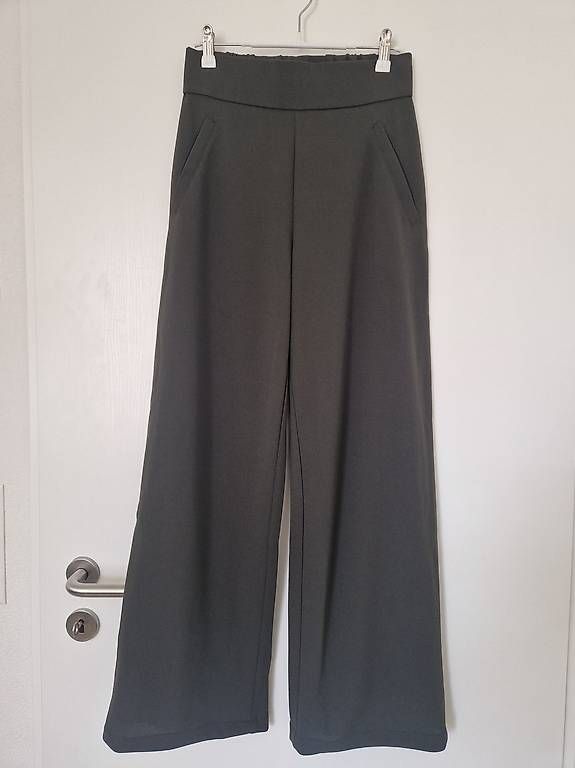 C&A Pantaloni: Hose mit Taschen. Größe S. – Nuovo (secondo la descrizione) da Dübendorf venduto da Olenaaa