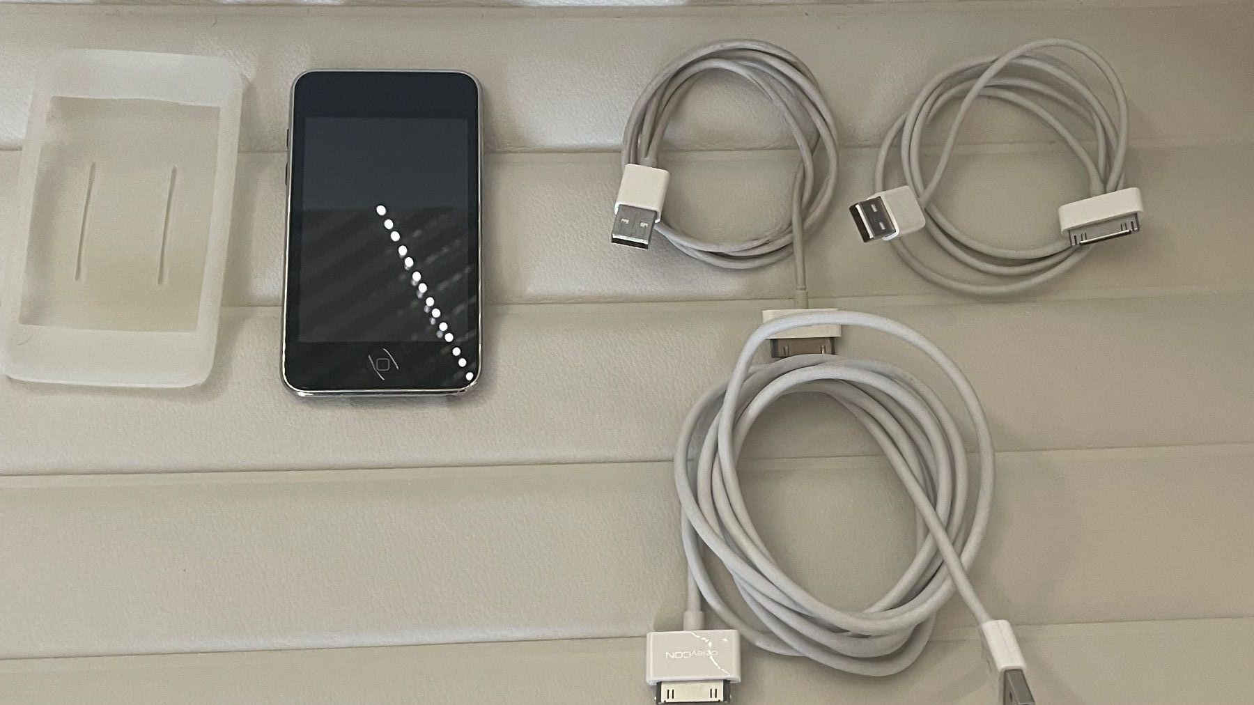 Apple Lettore multimediale portatile: Apple iPod Touch 2nd Gen, 32GB, MB533LL – Usato da zeihen venduto da Racer-71