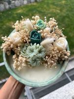 Candela artigianale con sculture fiori e ciotola