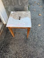 Tabouret en bois massif brun avec traces de peinture usagé