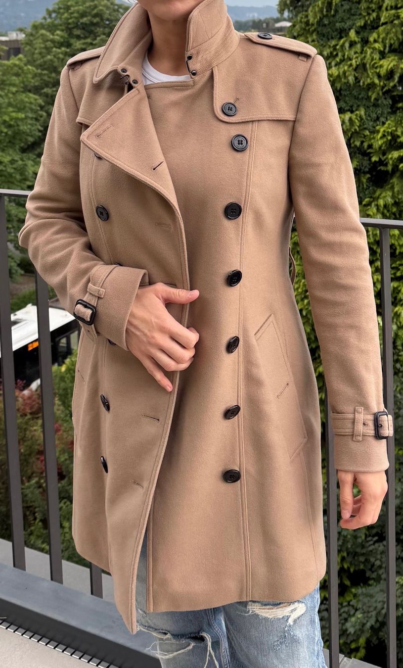 Burberry Cappotti: Burberry Damen Trenchcoat 36 Neu – Nuovo (secondo la descrizione) da Küssnacht am Rigi venduto da TheMarket55 2