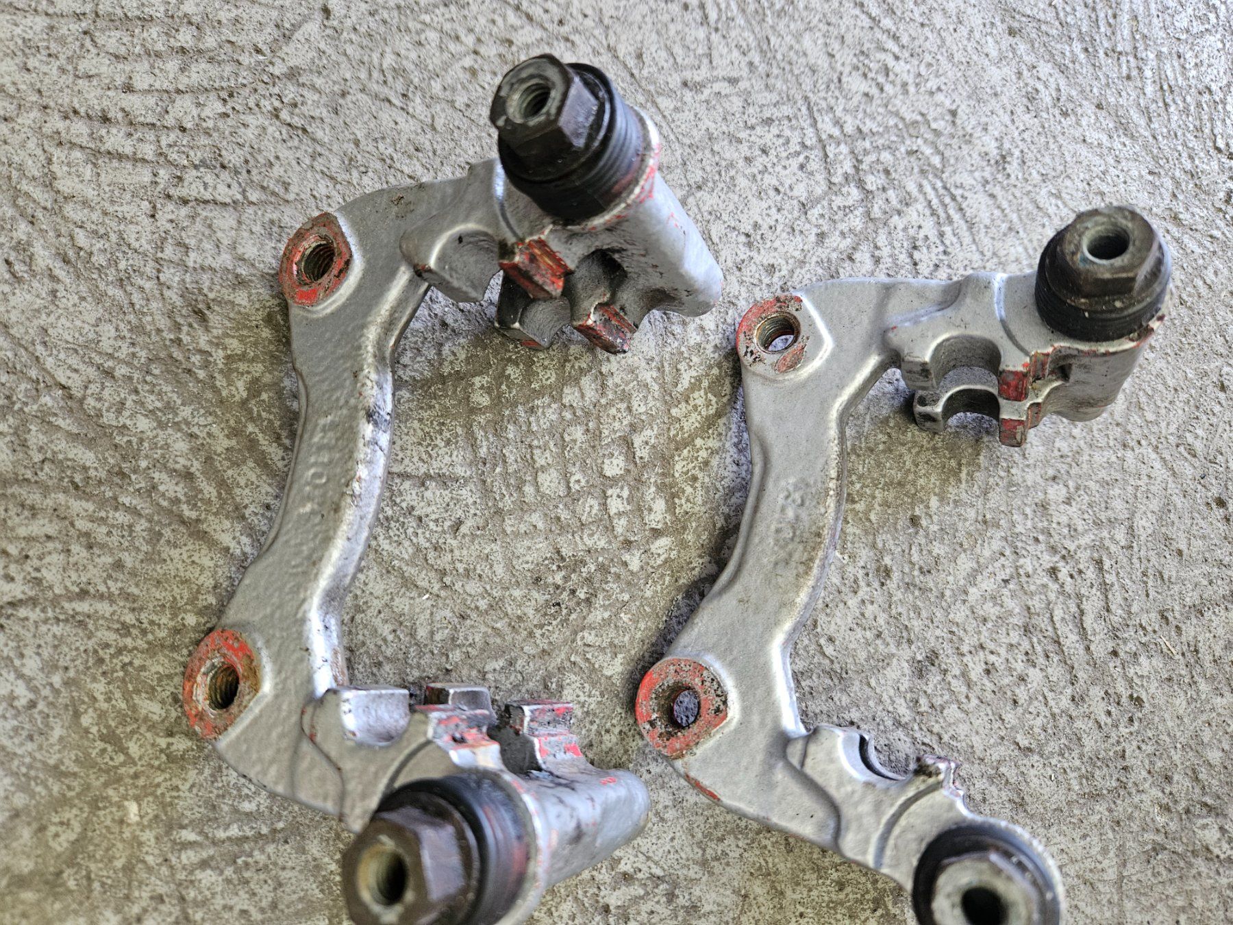 Audi Tutti pezzi di ricambio auto: Audi S4 b5 Bremssattelhalter hinten – Nuovo (secondo la descrizione) da Männedorf venduto da go-rs484 1