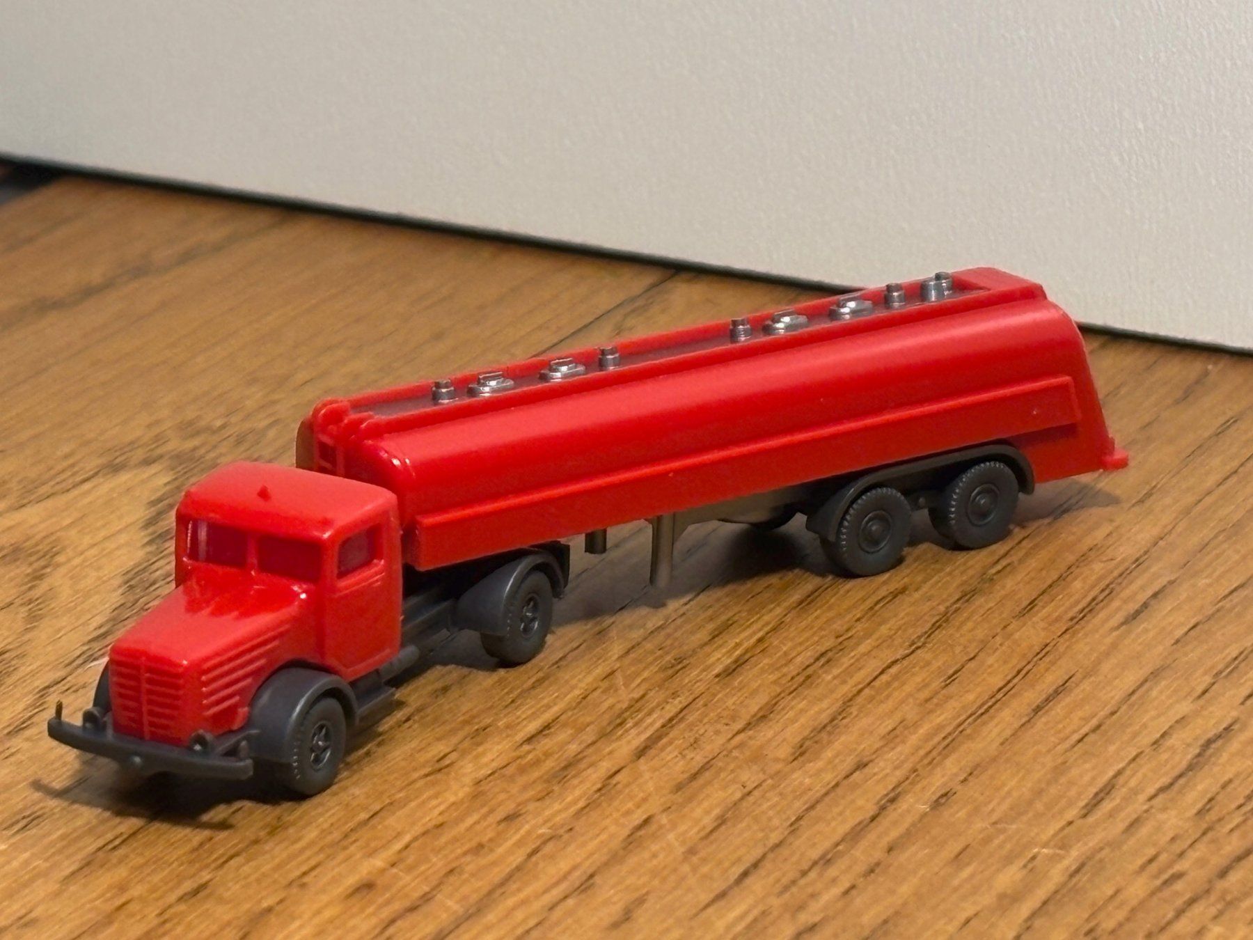 Modellini di ferrovie: *M481: Tanklastwagen (Spur N) – Usato da Birsfelden venduto da Birs_25 1