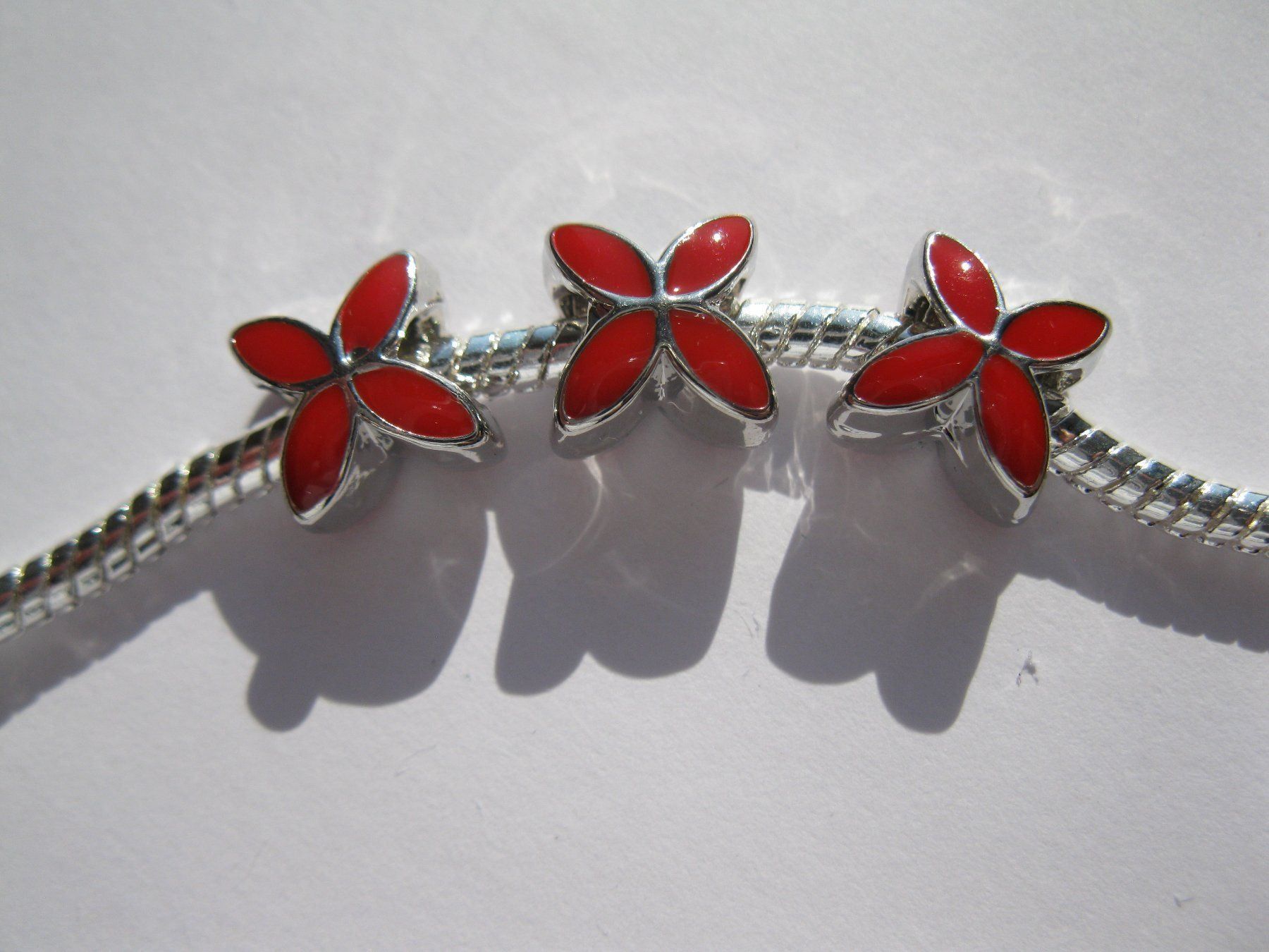 Perle (finte): 2 Grosslochperlen, Beads, Metallperlen Blüte, rot – Nuovo e nell'imballaggio originale da St. Margarethen TG venduto da LuanaKa