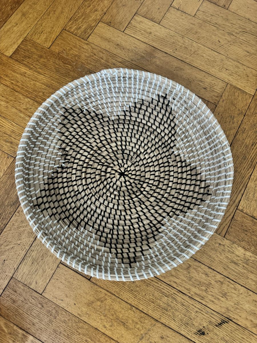 Autres articles pour la maison: New handwoven large shallow basket  – Neuf (Voir description) à Zürich par kri_zhv2