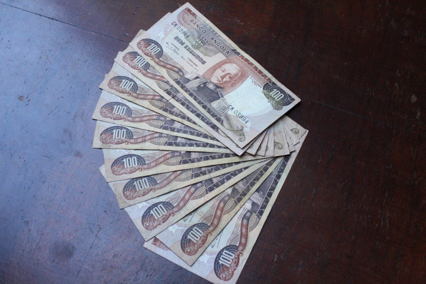 Banconote: Angola 10 x 100 Escudos – Usato da Cormondrèche venduto da Hermes.monnaies