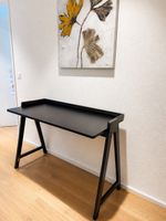 schwarzer Schreibtisch mit Stuhl