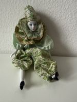 Porzellanpuppe Pierrot grün goldfarben dekorativ