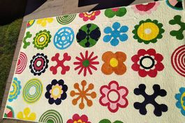 Wunderschöner Kinderteppich mit Blumenmotiven 133x194cm