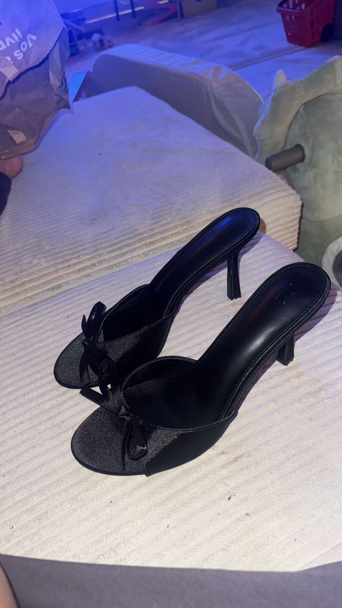 Scarpe da donna: Pumps schwarz Grösse 41 mit Schleife Neu – Nuovo (secondo la descrizione) da Seftigen venduto da JGG