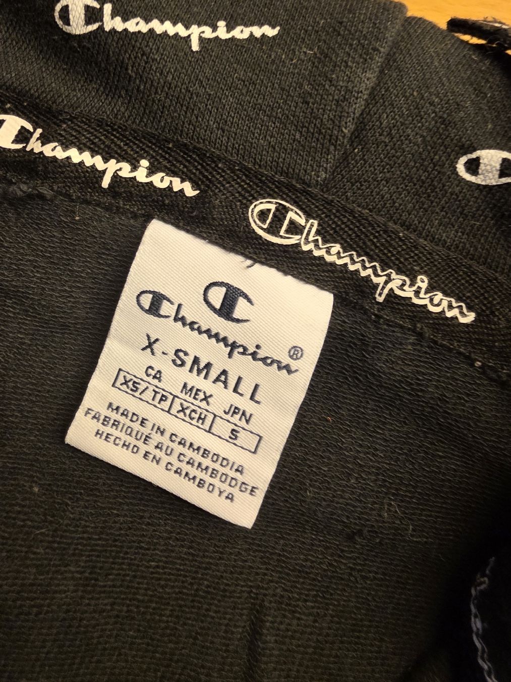 Champion Giacche: Kapuzenjacke Champion schwarz X-Small  – Usato da Wigoltingen venduto da Zuckerfee84 2