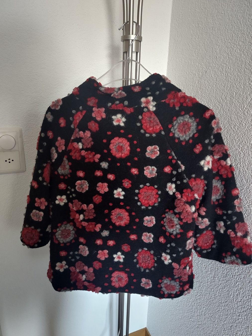 Giacche: Wolljacke mit 3D- Blumen schwarz- rot Gr. S – Usato da Arbon venduto da Franca1979 5