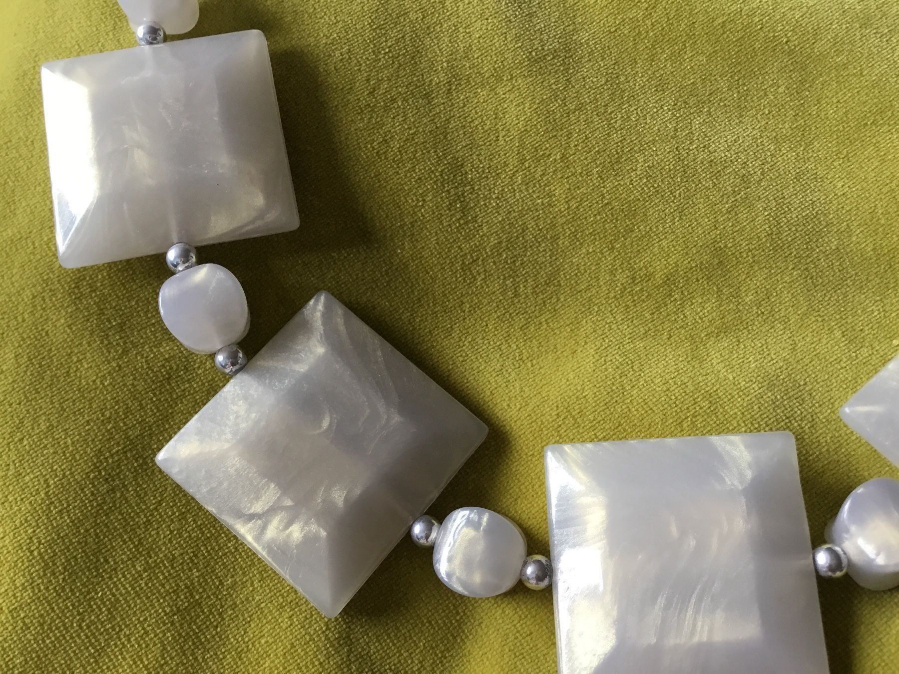 Catenine: Collier long blanc-beige nacré – Nuovo e nell'imballaggio originale da Le Landeron venduto da nic_8hd5 2