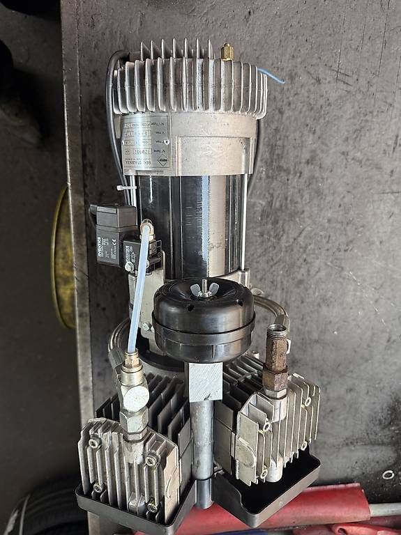 Compressori: 80 Volt Kompressor, 2 Zylinder, Druckluftbremse – Usato da Wauwil venduto da Patrol789 2