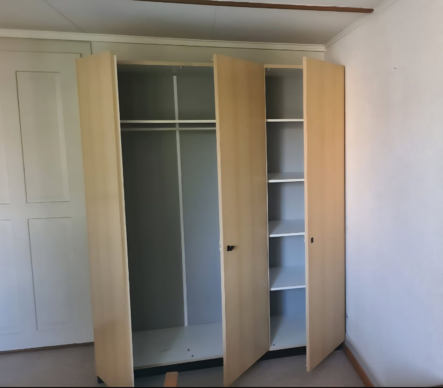 Schränke: Kleiderschrank Ahornoptik – Gebraucht aus Herisau von Markie7 1