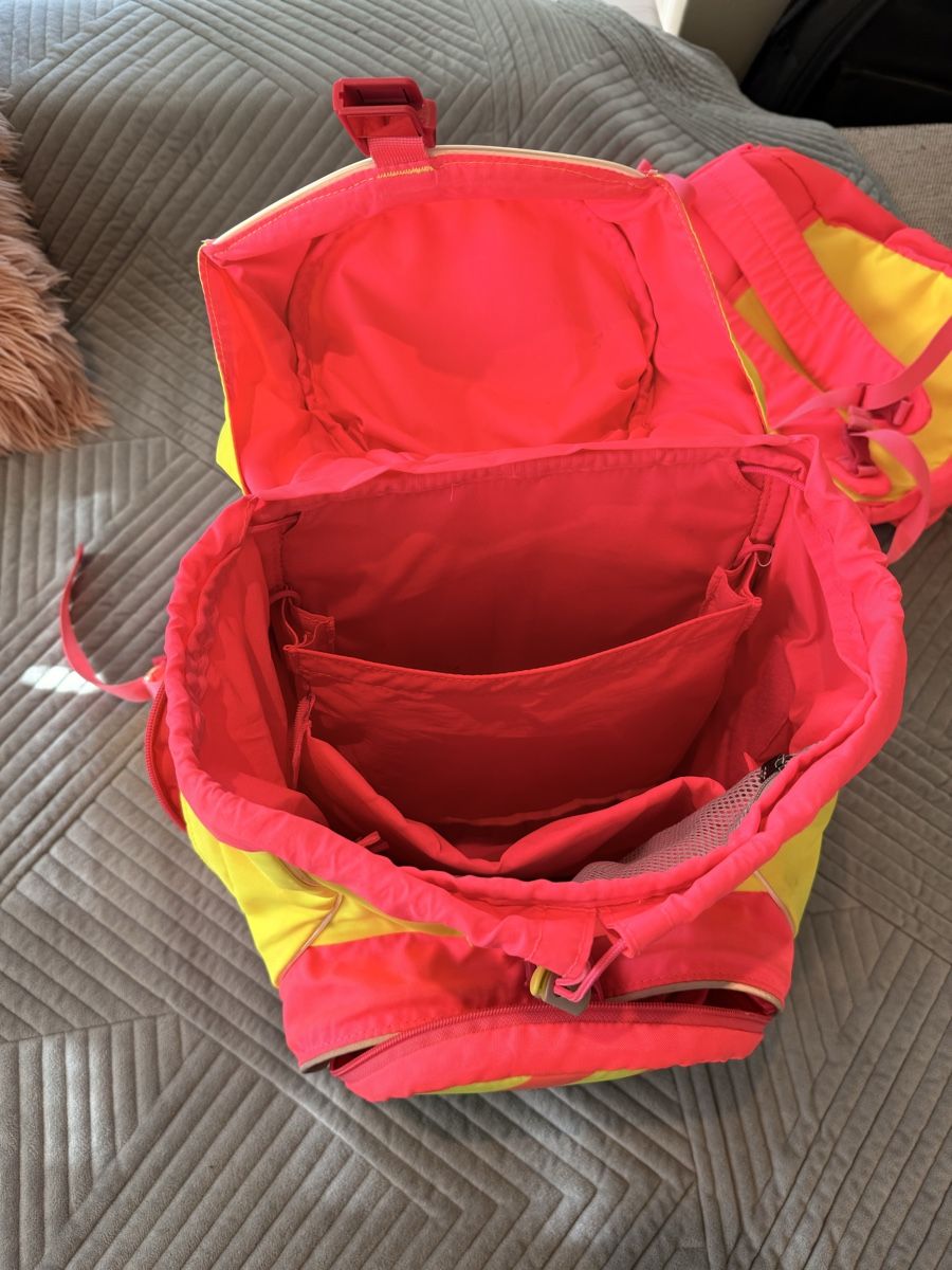 Allestimento di negozi e stand fieristici: Ergobag Schulrucksack und Passender Turnbeutel Neon – Usato da Schöftland venduto da Sweetdonkey 2