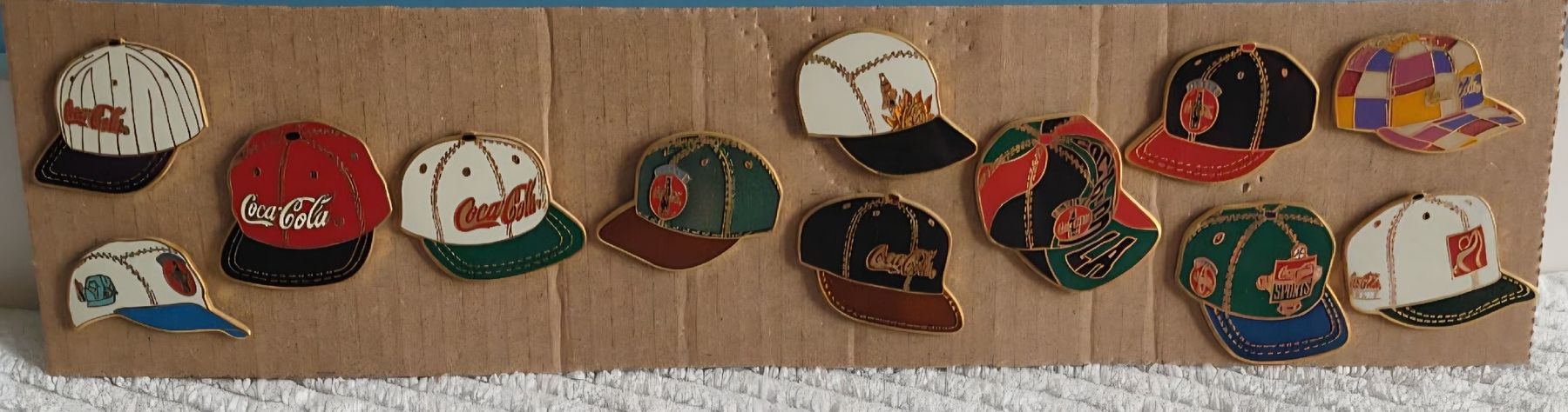 Coca-Cola Plaketten & Abzeichen: 12 Coca Cola Pins – Gebraucht aus Luzern von Luzern_Energy