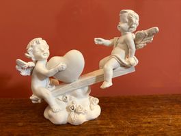 Engel-Figur mit Herz auf Wippe - Romantische Dekoration!