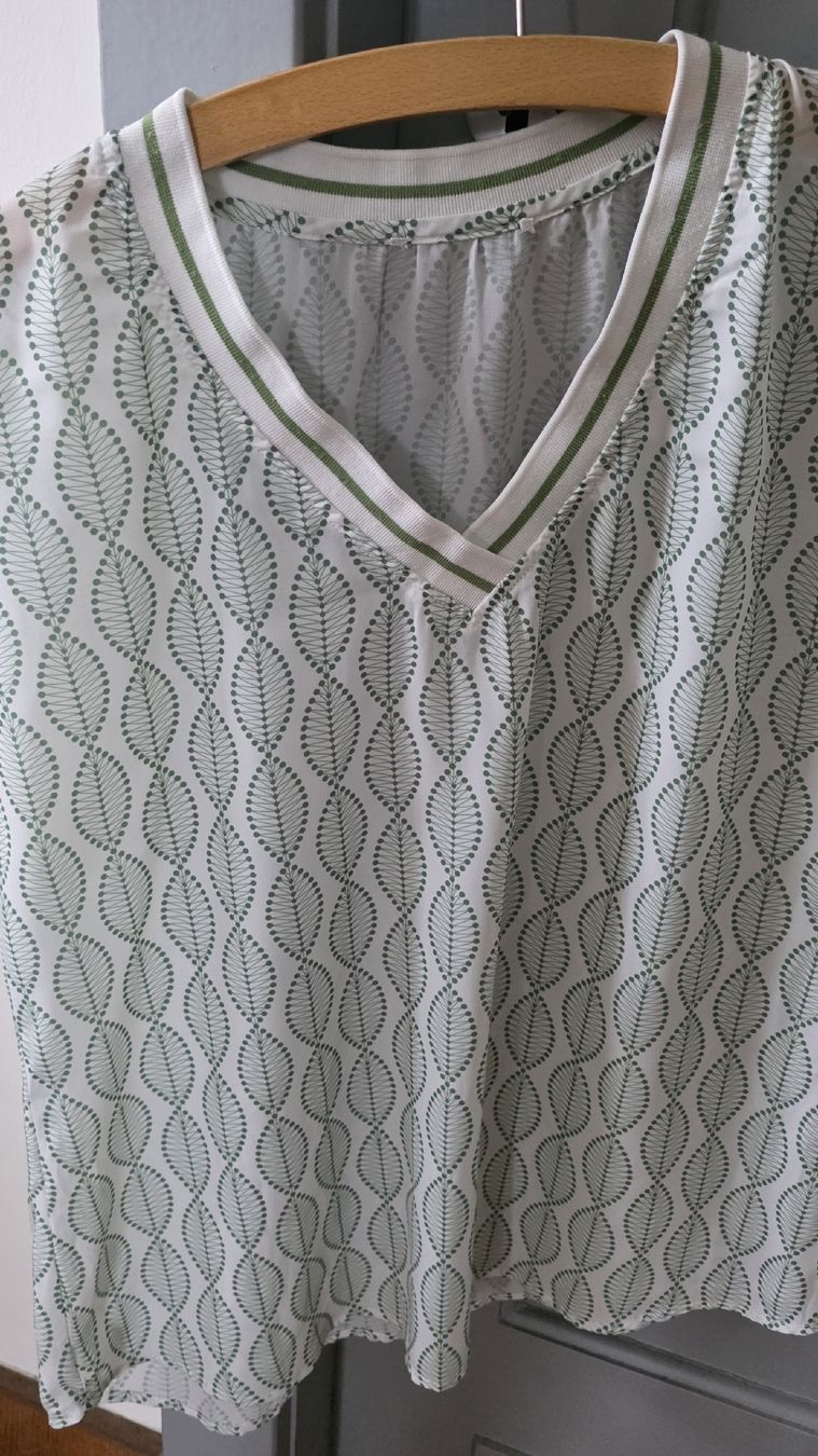 T-shirt: Tshirt Col V Blanc et Vert – Usato da Yverdon-les-Bains venduto da van_dq65 2