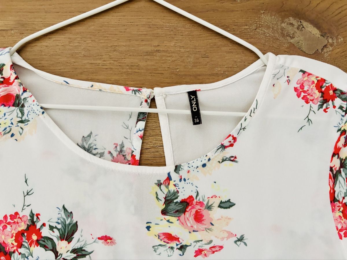 Only Blusen: ONLY Blusenshirt weiss mit Blumenmuster - Grösse 36 – Gebraucht aus Ennetbürgen von Evelyne_G 1