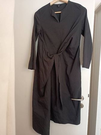 Asymmetrisches schwarzes Kleid von Cos