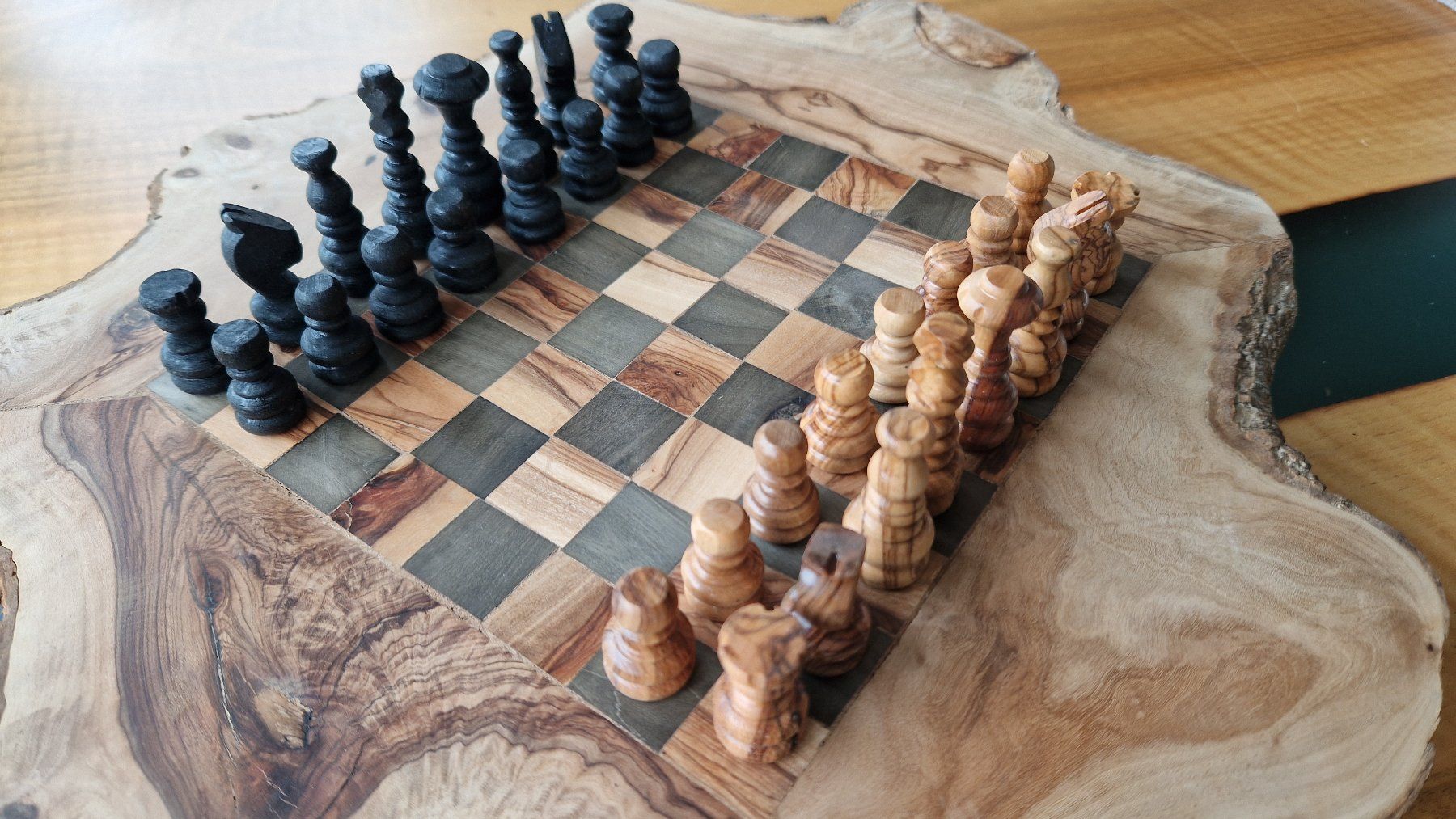 Giochi: Schachbrett mit Figuren aus edlem Holz – Nuovo (secondo la descrizione) da Zürich venduto da MatthiasBruetsch 2