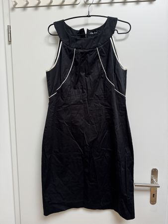Schwarzes Kleid