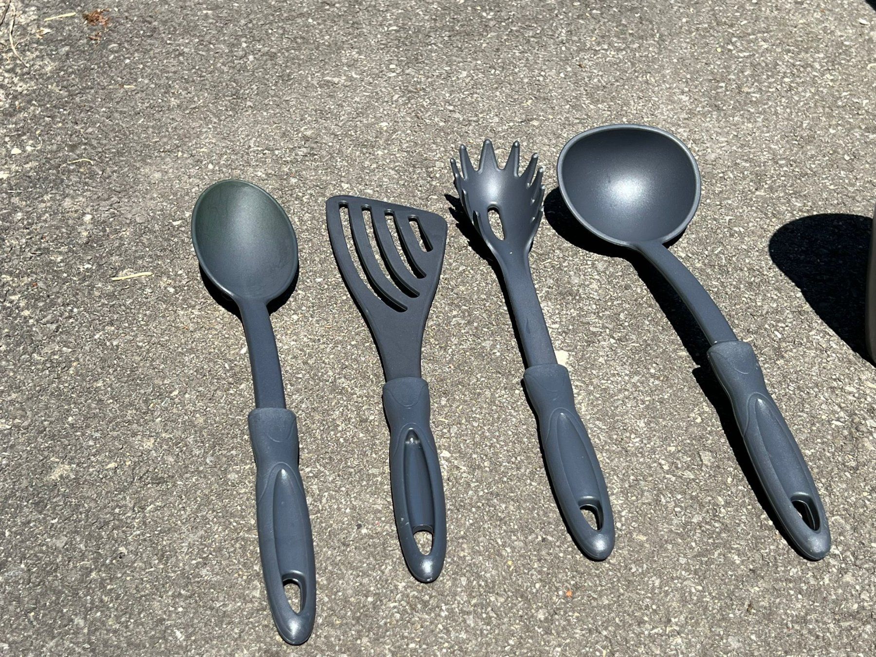 Set di piatti: Camper Geschirrset mit Besteck und Gläser – Usato da Meggen venduto da Herkules 6