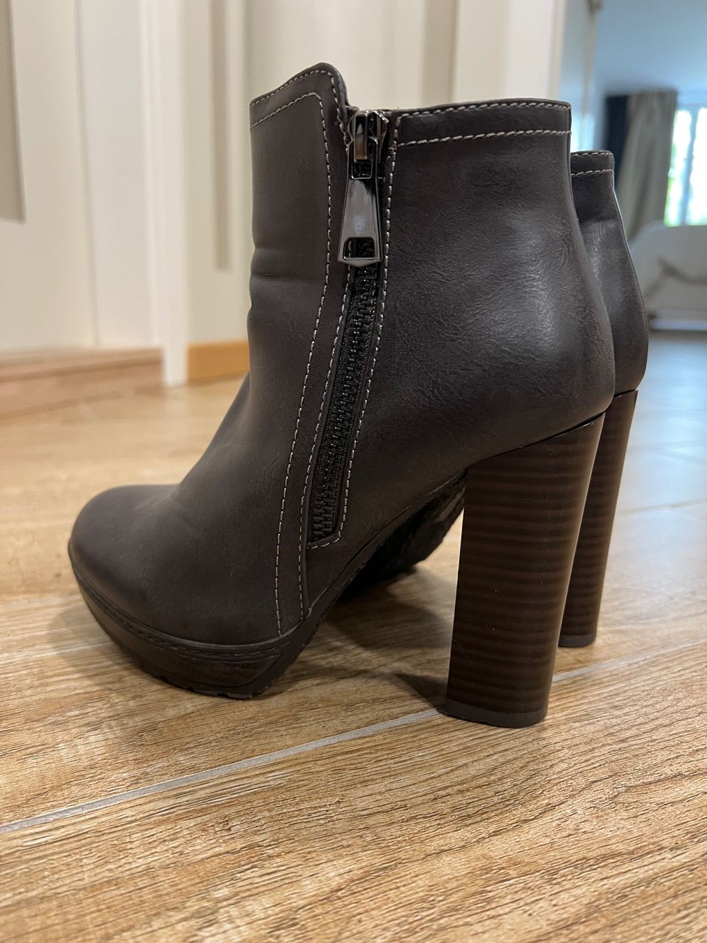 Scarpe da donna: *NEU* Graue Stiefeletten mit Absatz, Grösse 36 – Nuovo (secondo la descrizione) da St. Gallen venduto da kka_l9wg