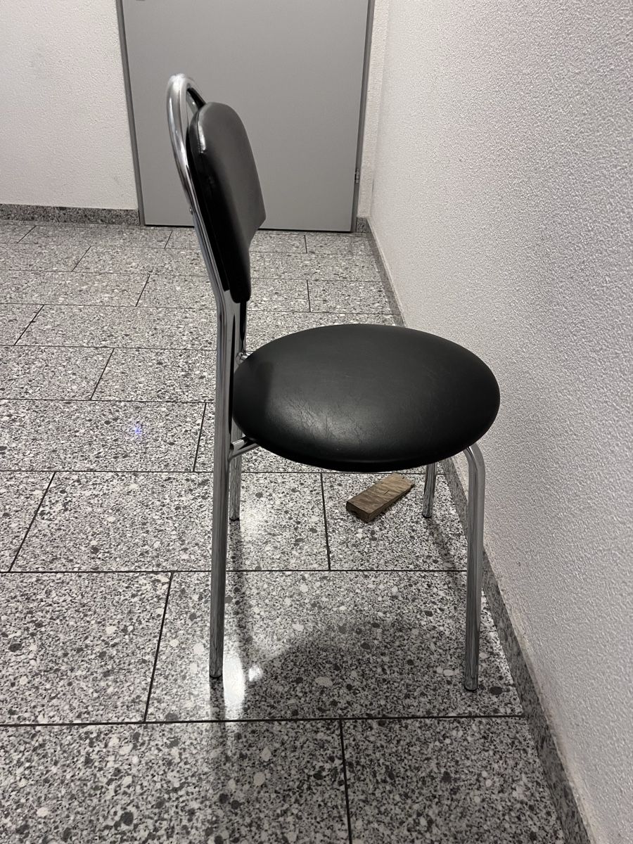 Chaises: 4 Stühle, schwarz, Metallgestell – D'occasion à Winterthur par T890251 2