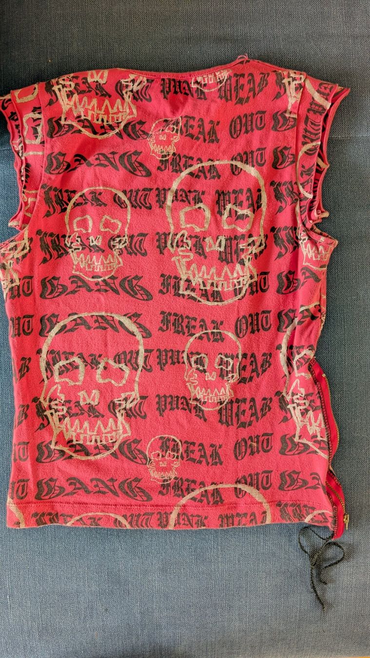 T-shirt: Cool punk tshirt – Usato da Zürich venduto da epopeyaodisea 1
