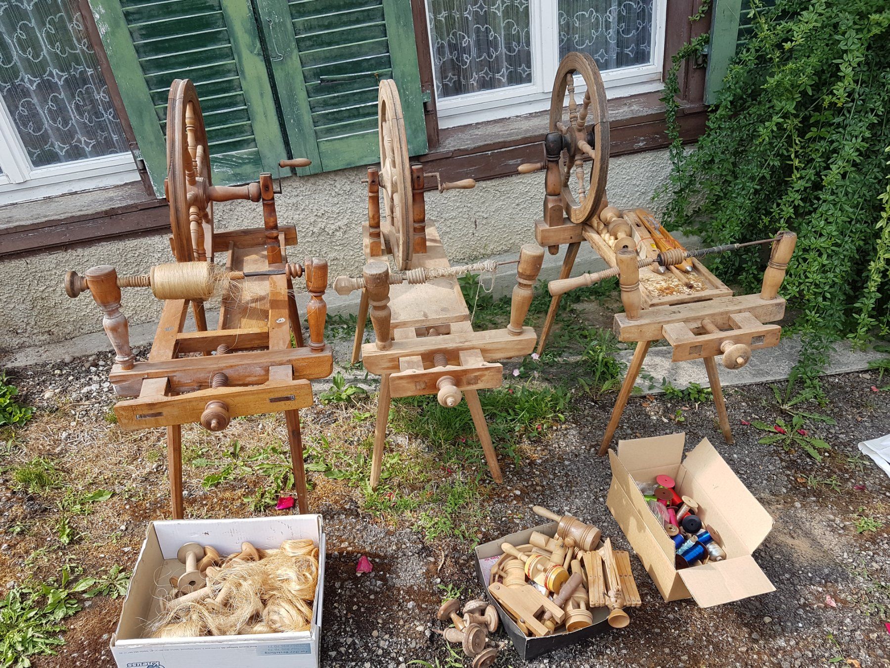 Spinnräder: Alte antike Spinnräder – Gebraucht aus Tobel von