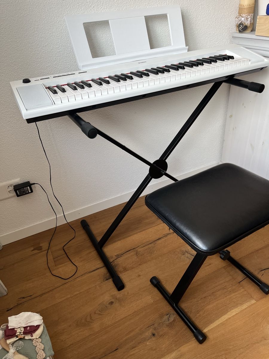 Yamaha Musikinstrumente: Keyboard Yamaha Piaggero NP-12WH mit Ständer & Hocker – Gebraucht aus Hunzenschwil von Padruz 2