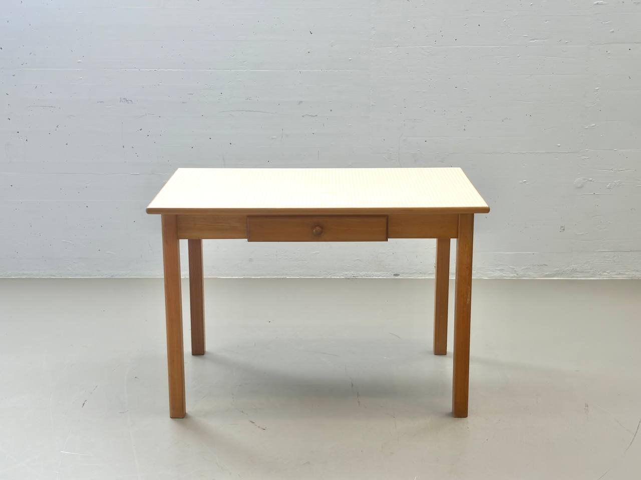 Tavoli: Vintage Küchentisch mit Schublade – Usato da Zürich venduto da LeMoege