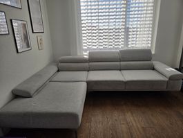 Ecksofa Claudio von Livique hellgrau mit Chromfüssen