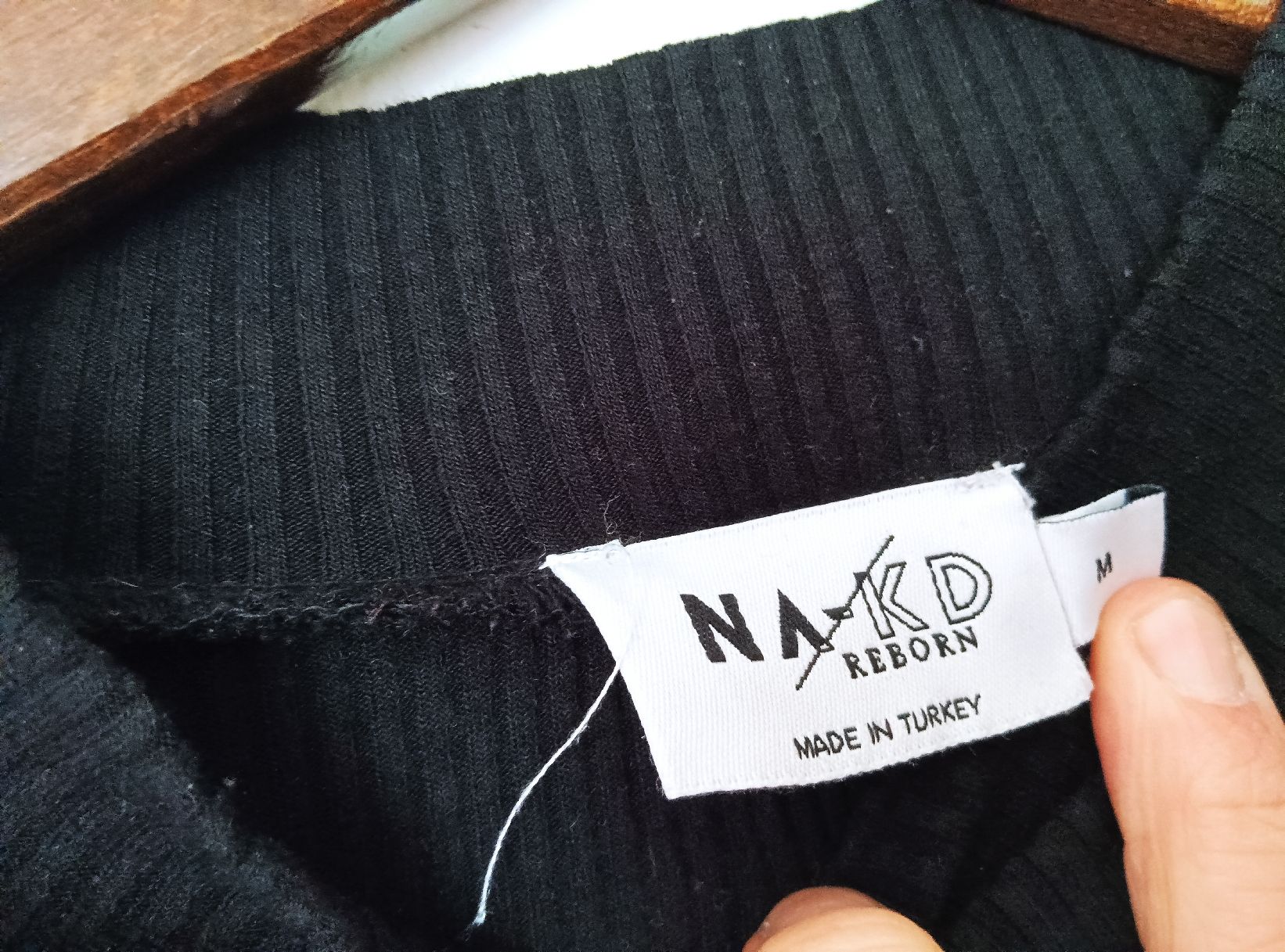 Pullover & Sweatshirts: Schickes NA-KD Oberteil mit Cutout, Grösse M – Gebraucht aus Zürich von Asteraki 3
