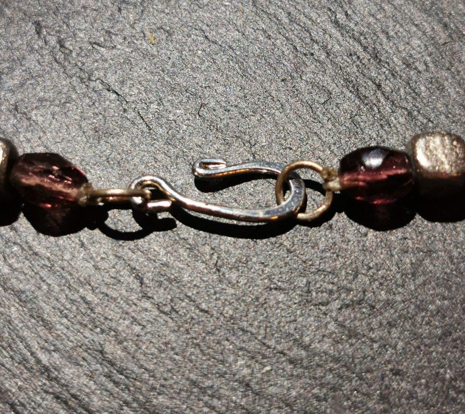 Catenine: Collier en laiton et perles mauves – Nuovo (secondo la descrizione) da Veyrier venduto da Leilazizou 2