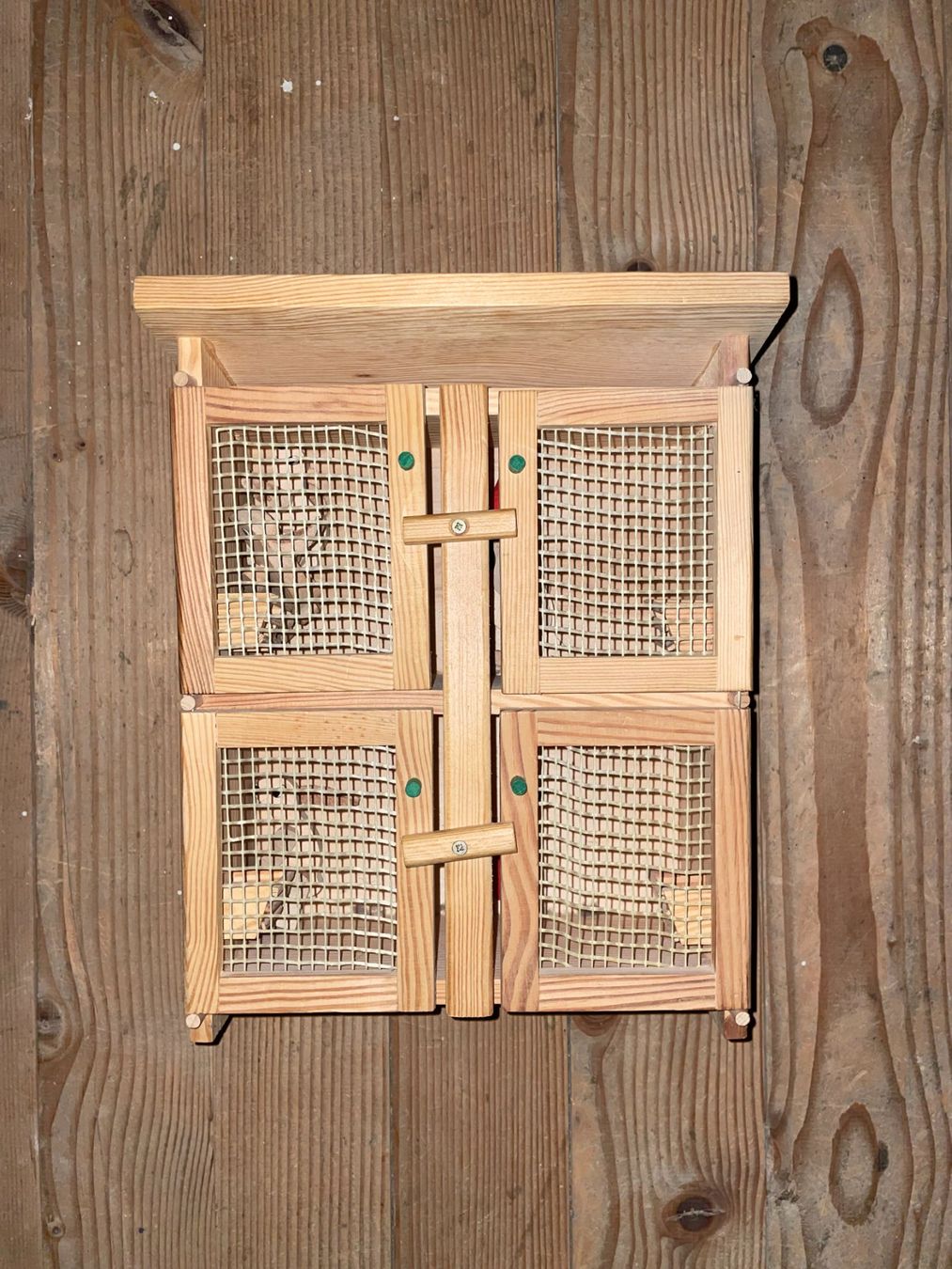 Giocattoli: Hasenstall Holz (4 Hasen, 2 Karotten) – Usato da Erlinsbach SO venduto da Joenisecondhand