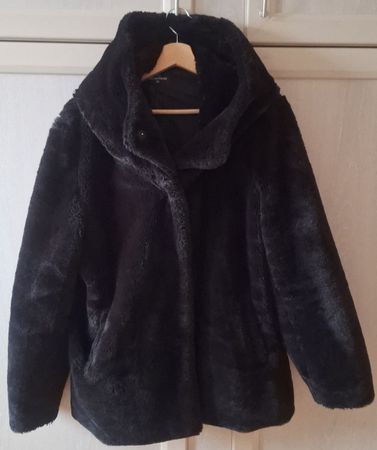 Veste avec capuche en fausse fourrure noir, taille 42 C&A