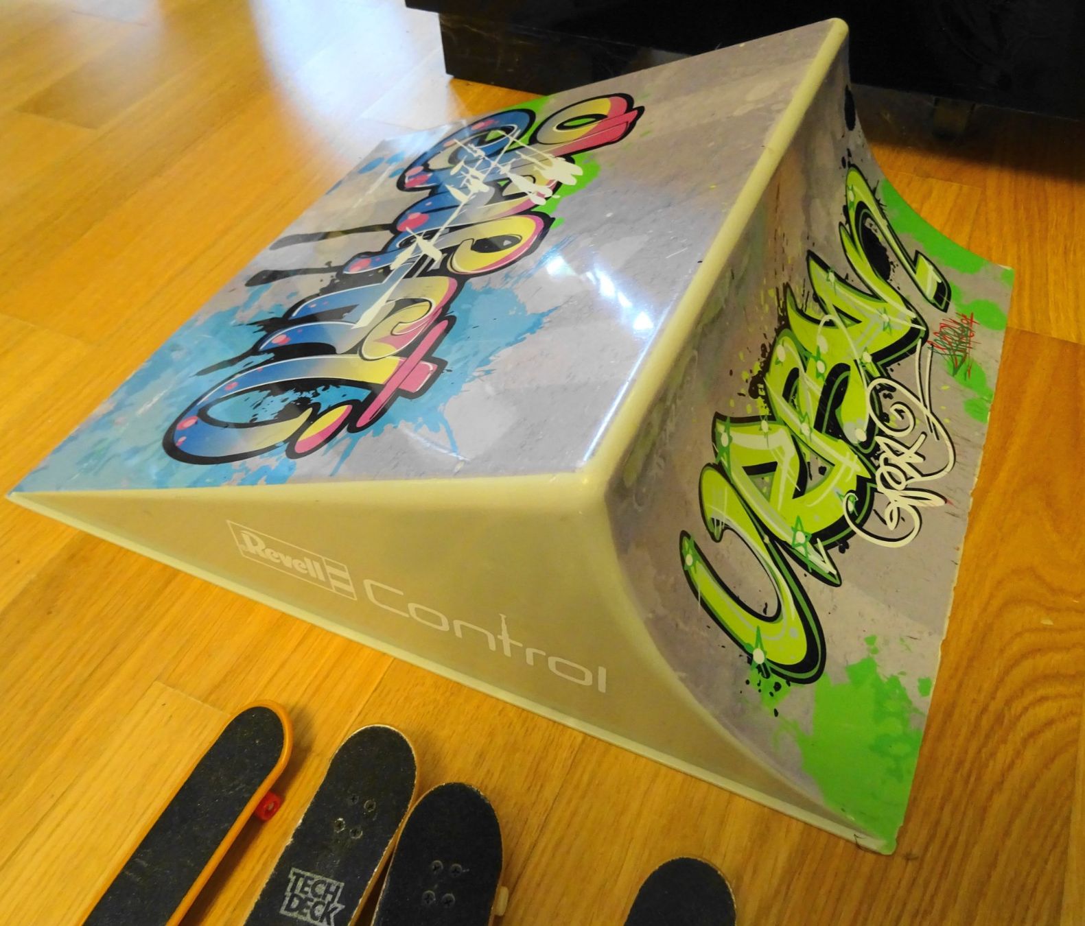 Spielzeuge: 12 er Fingerboard Set Tech Deck Revell + Rampe – Gebraucht aus Zürich von Connie8 1