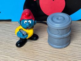 Feuerwehrmann-Schlumpf mit Fass, gelb-schwarze Variante