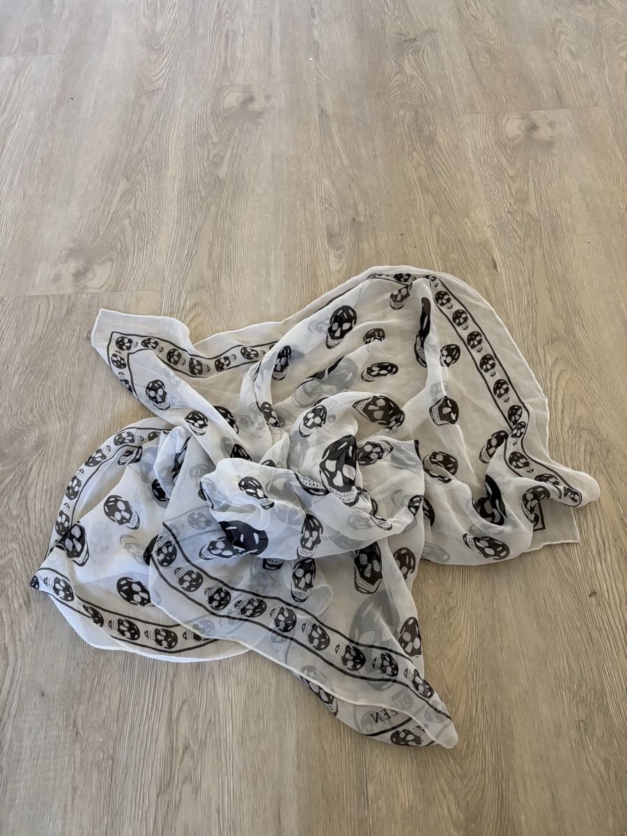 Alexander Mcqueen Foulards, Tücher & Schals: Alexander McQueen Seidenschal weiss (used) – Gebraucht aus Männedorf von Topolina87 1