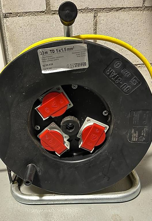 Cavi: 33m Kabelrolle 3xT15 230/400Volt – Usato da Hausen AG venduto da Nasdaq0