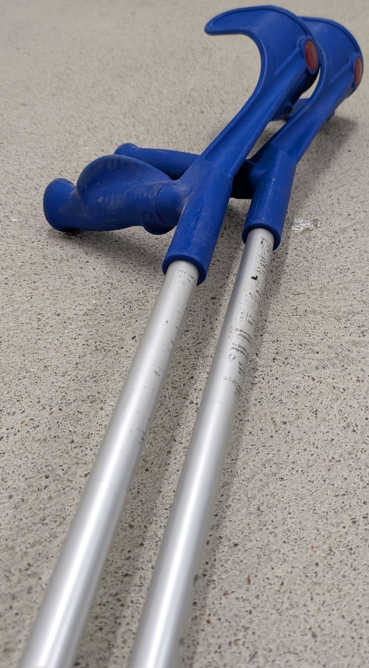 Medizinische Geräte: Pair of Blue Crutches – Gebraucht aus Zürich von lad_6j8s