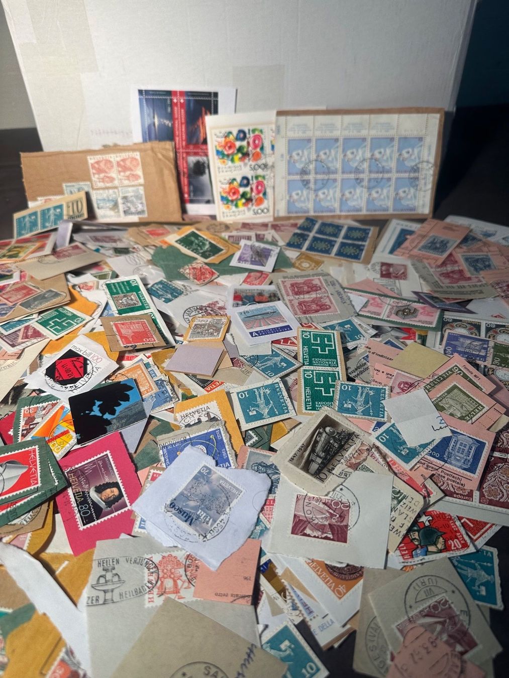 Tutti i francobolli: XXL Karton Briefmarken zum Ablösen – Usato da Stettfurt venduto da 2442 1