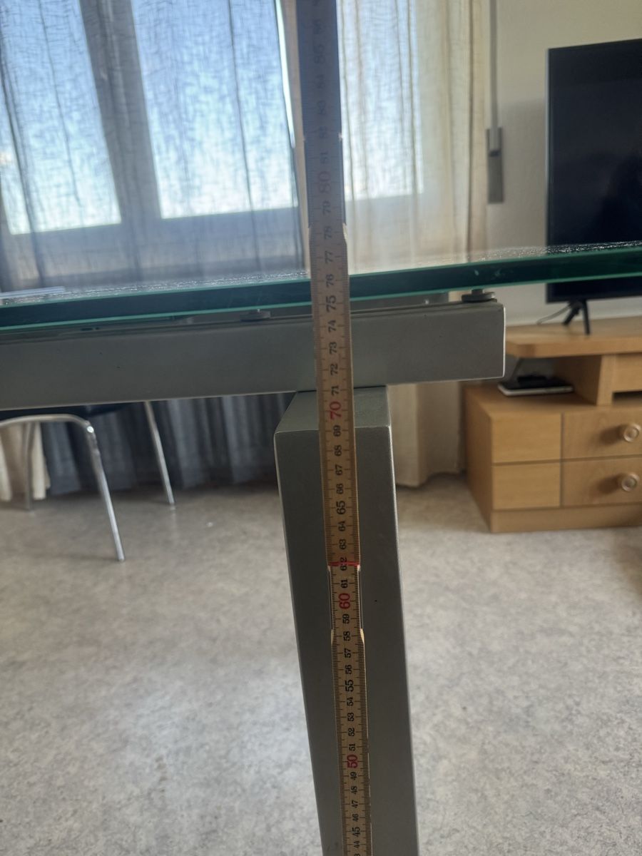Tavoli: Extendable Glass Dining Table with Metal Legs, Modern – Usato da Zuchwil venduto da DhudraS 6