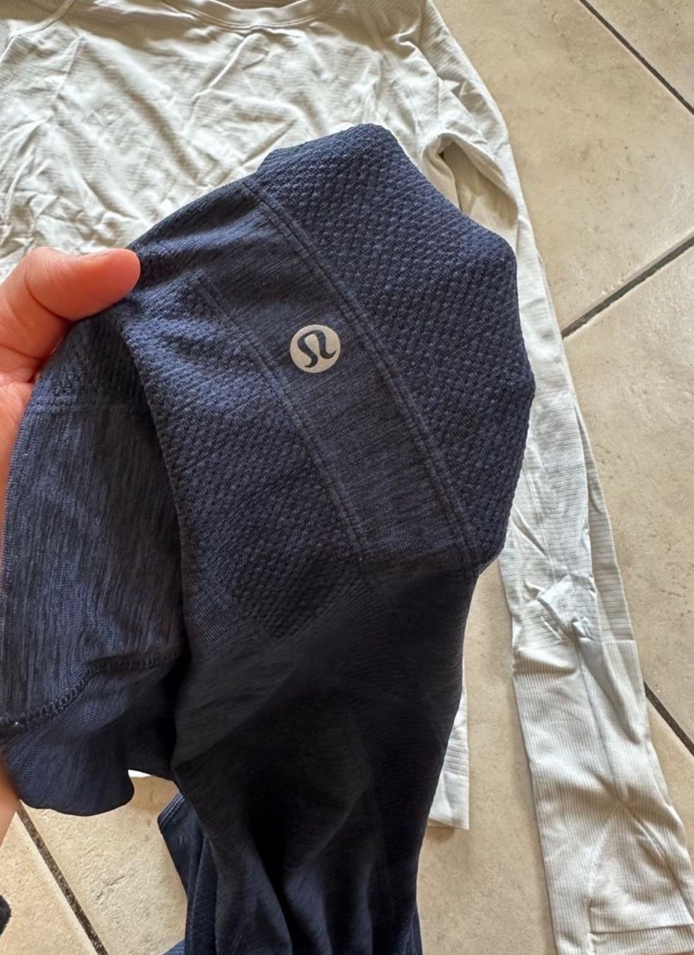 Lululemon T-shirt: Pull manches longues LULULEMON – Usato da Uster venduto da hanna99 1